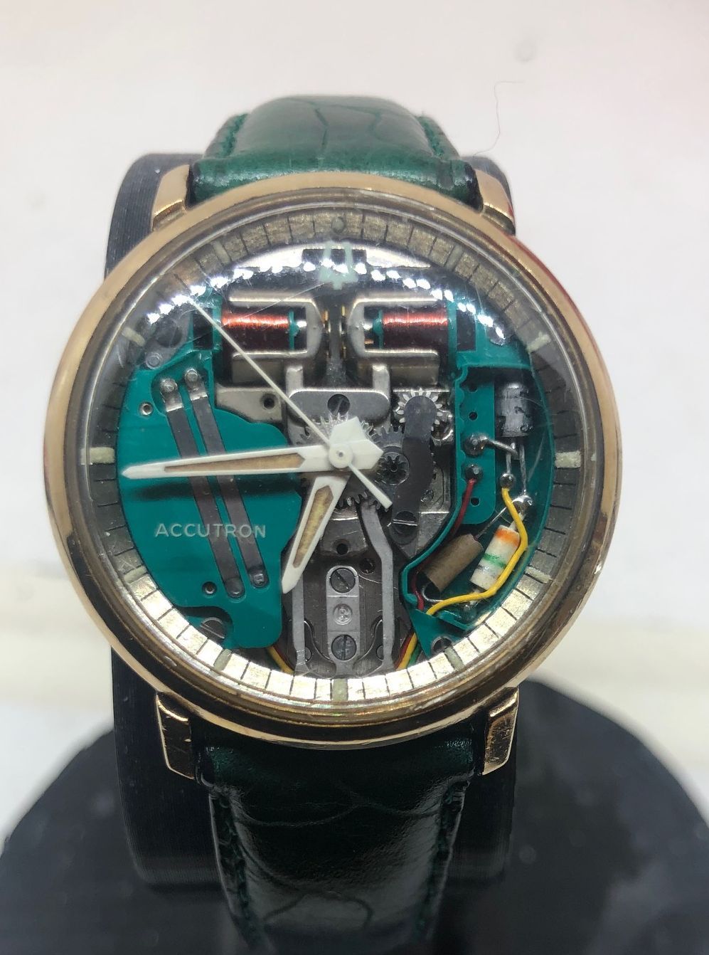 Une montre verte.