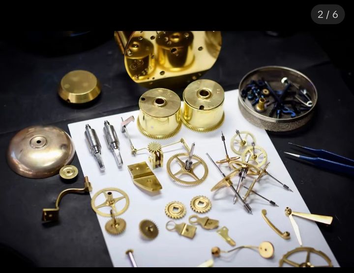 Plusieurs mécanismes d'une horlogerie démontée.