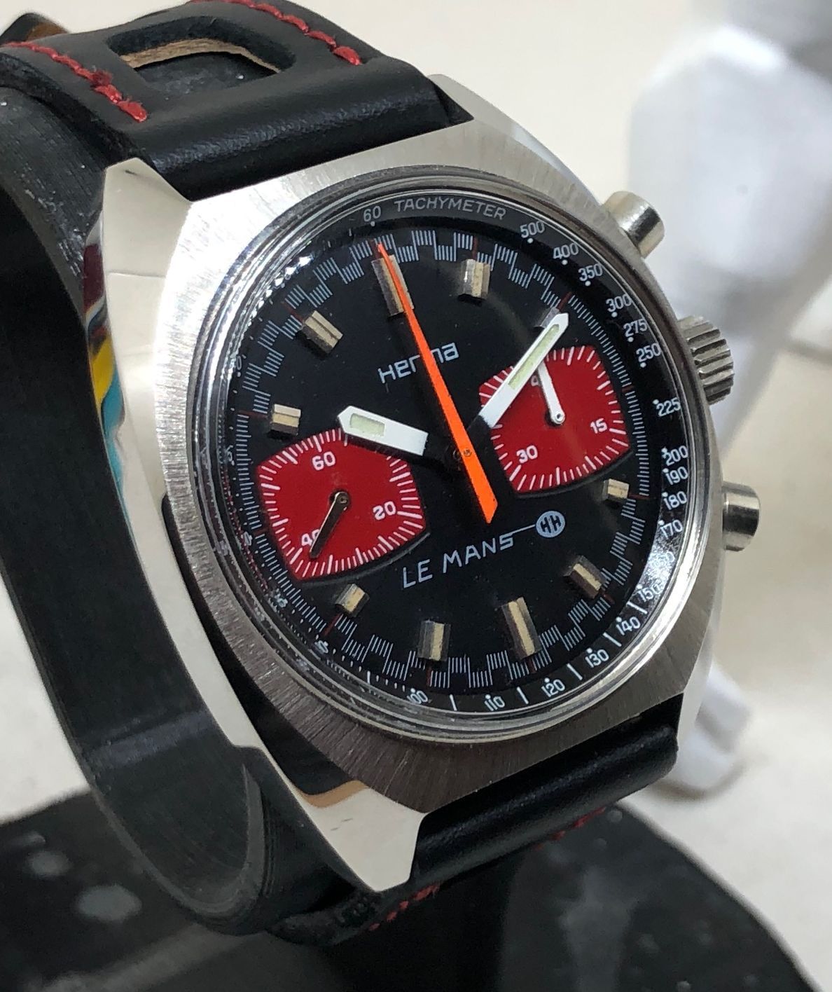 Une montre de la marque HERMA.