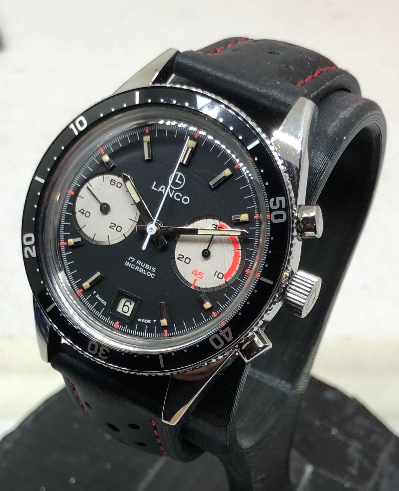 Une montre LANCO vue de biais.