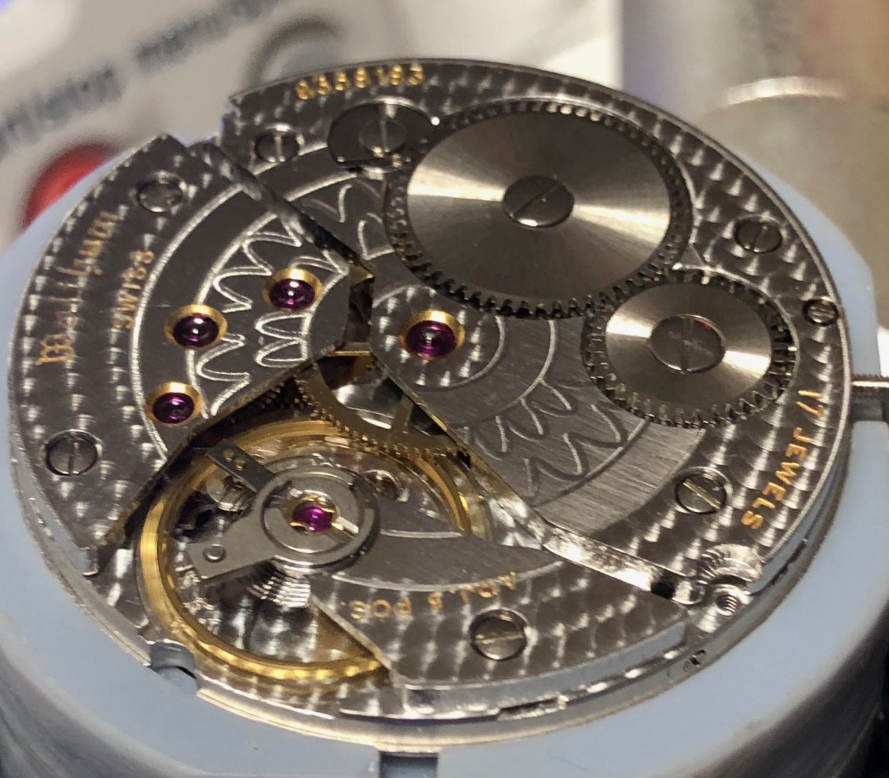 Un mécanisme de montre doré et complexe.