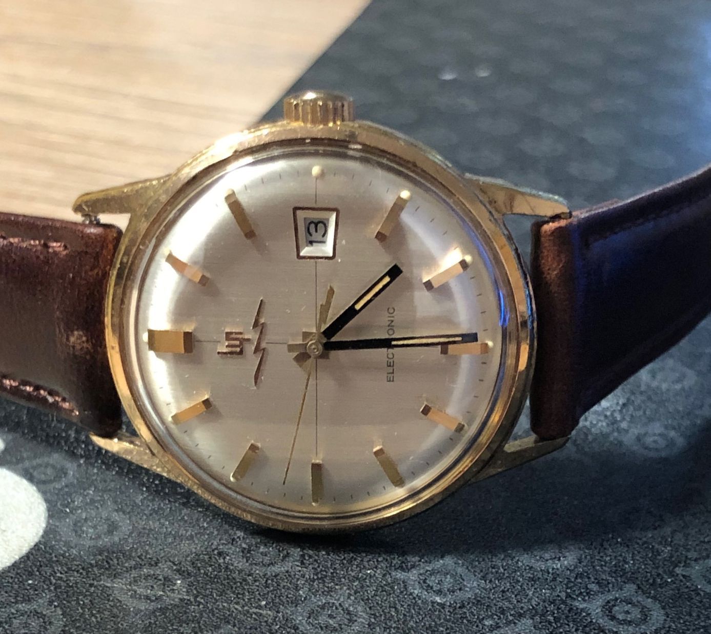 Une montre dorée posée sur le côté.