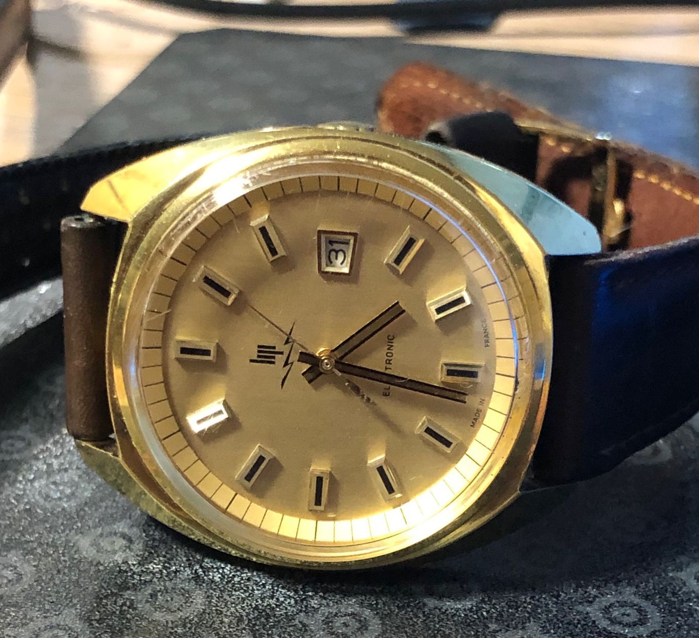 Une montre ELECTRONIC dorée.