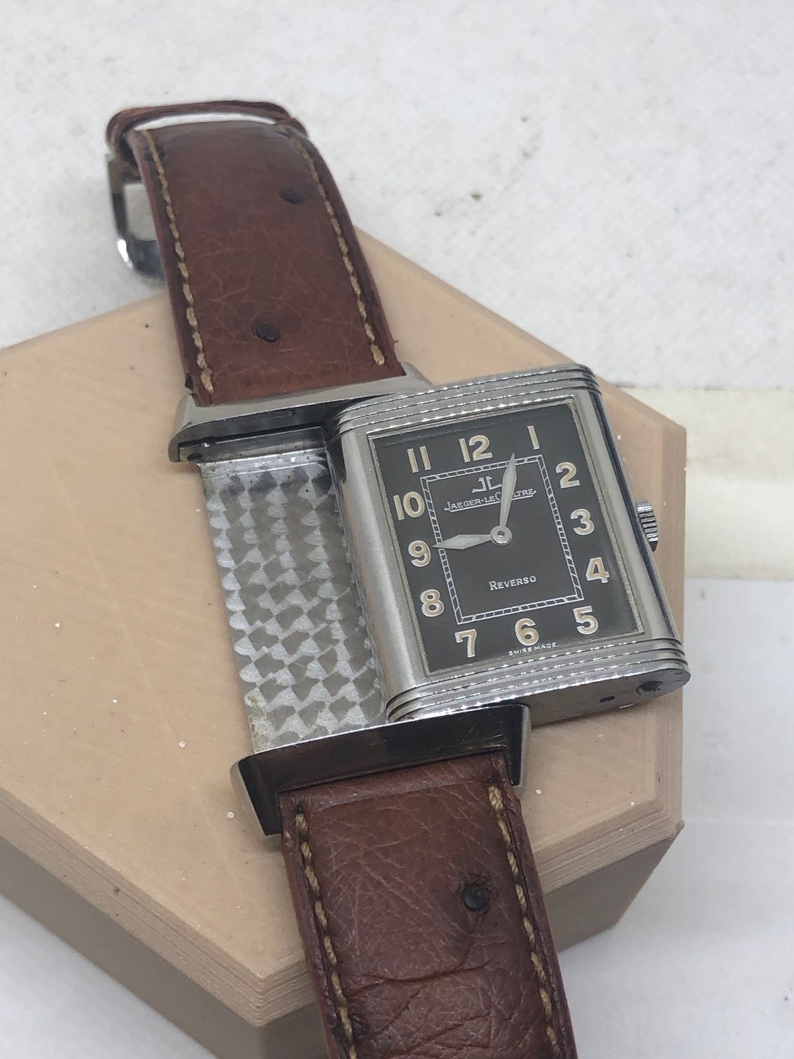 Une montre carrée de la marque REVERSO.