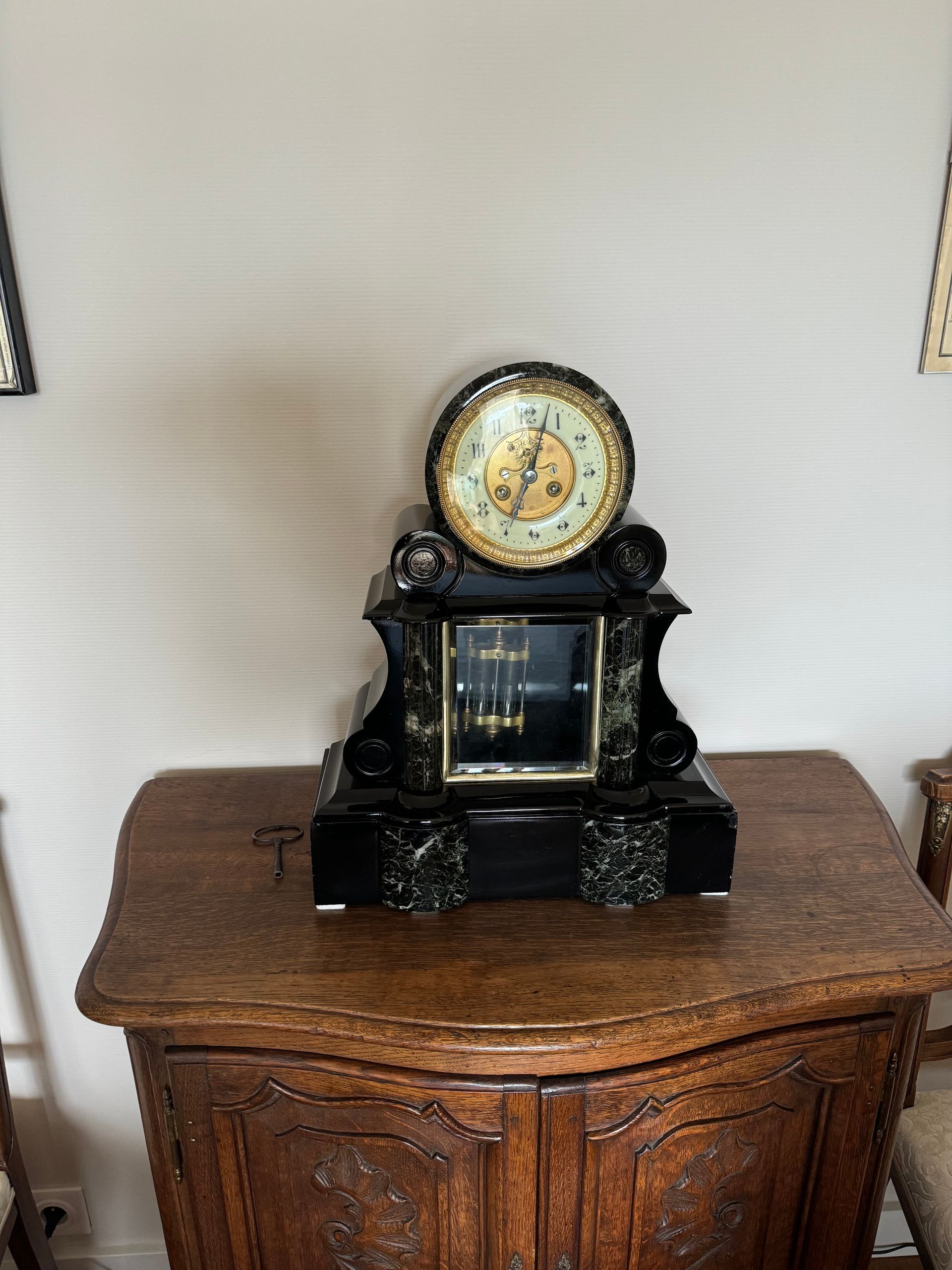 Une pendule noire et dorée.