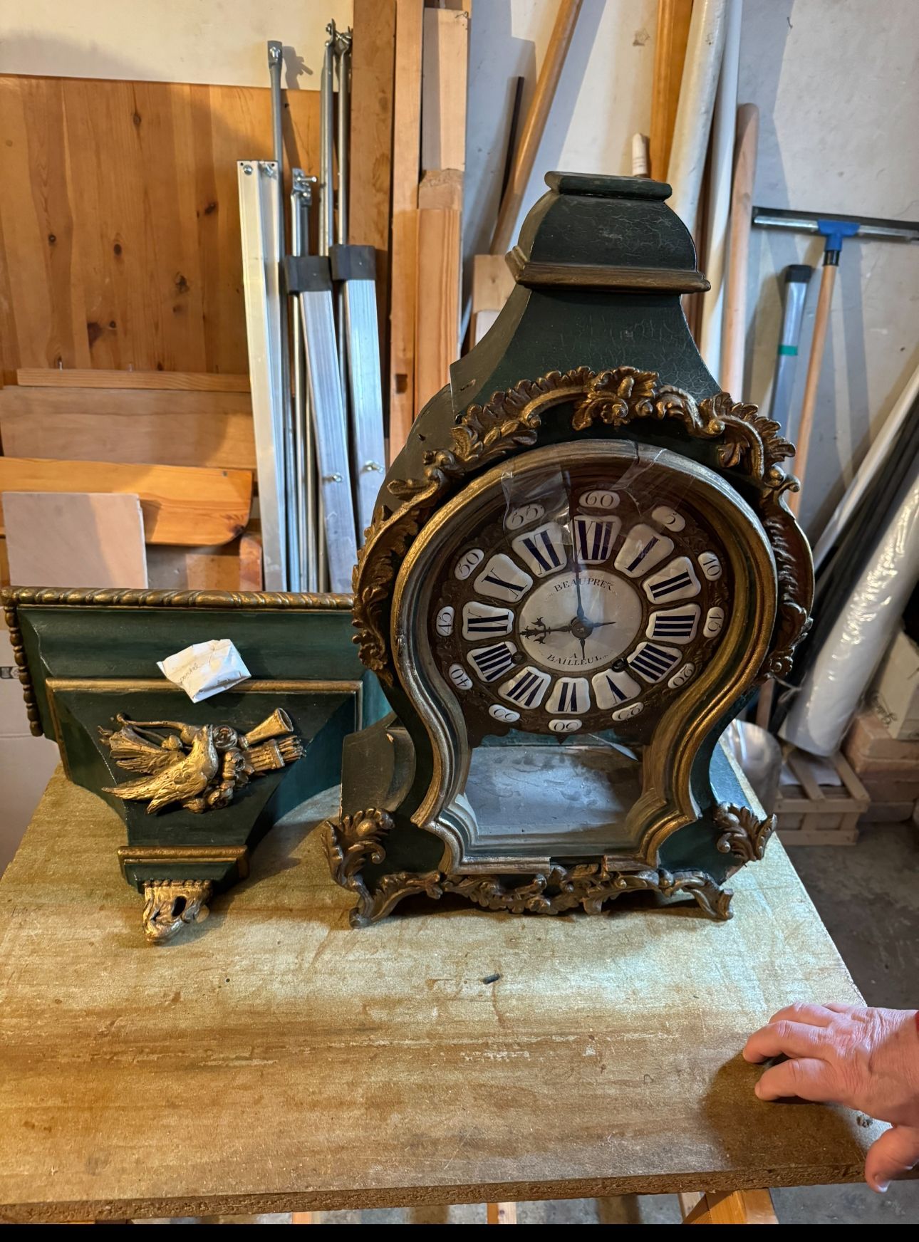 Une horloge de la marque BEAUPREZ.