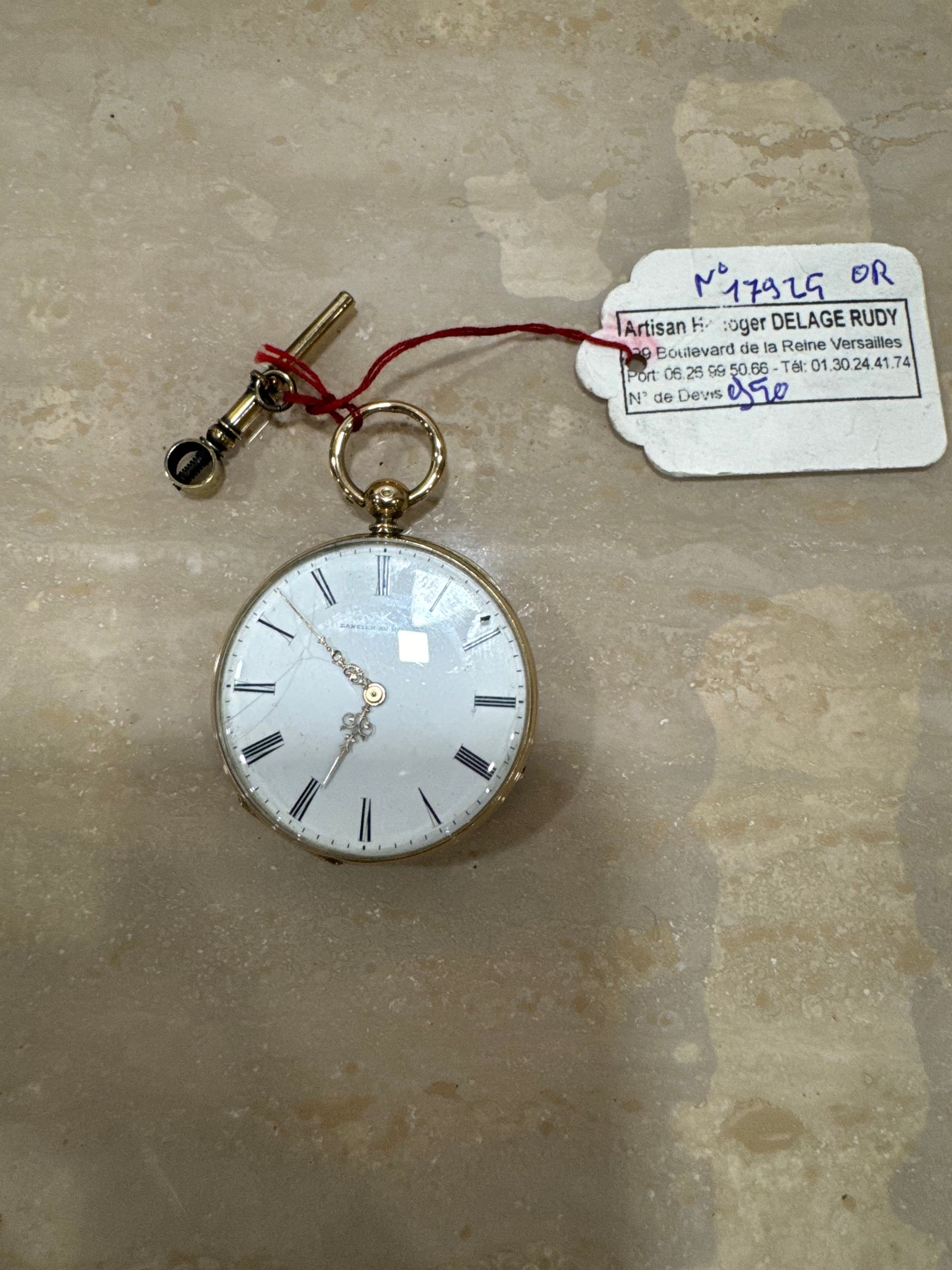 Une montre à gousset avec une étiquette.