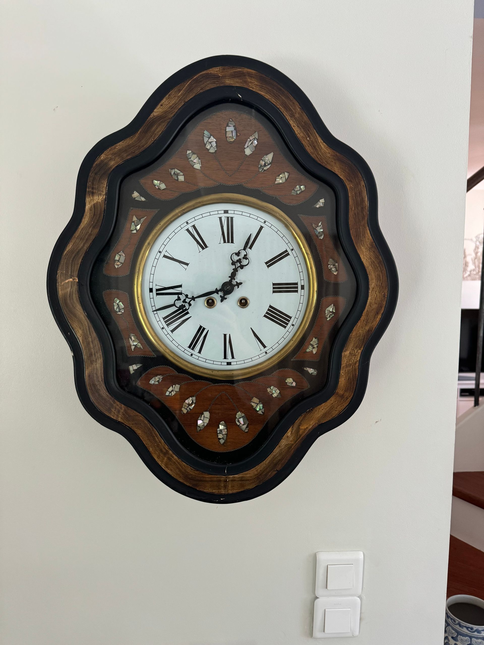 Une horloge en bois.