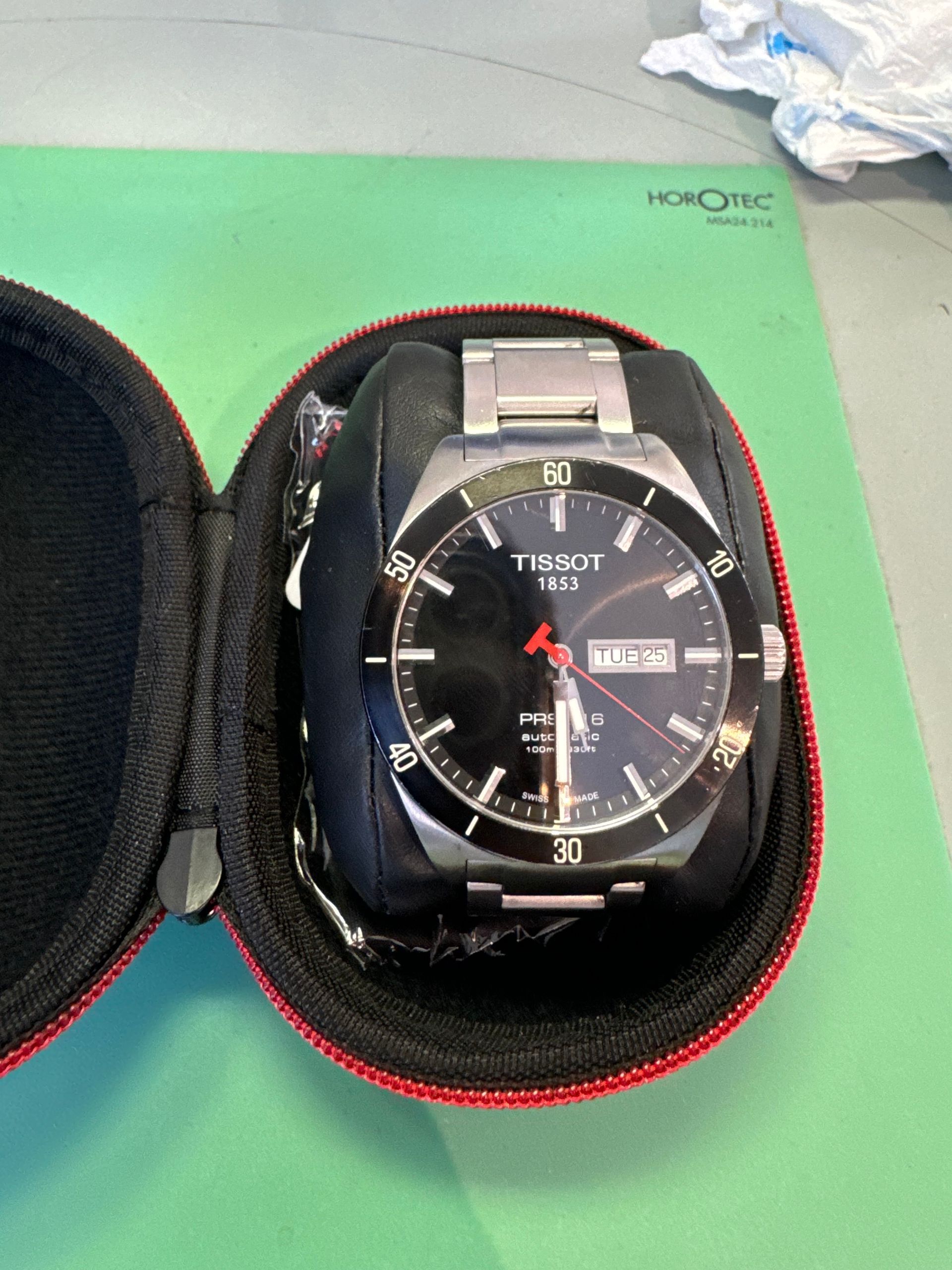 Une montre de la marque TISSOT.