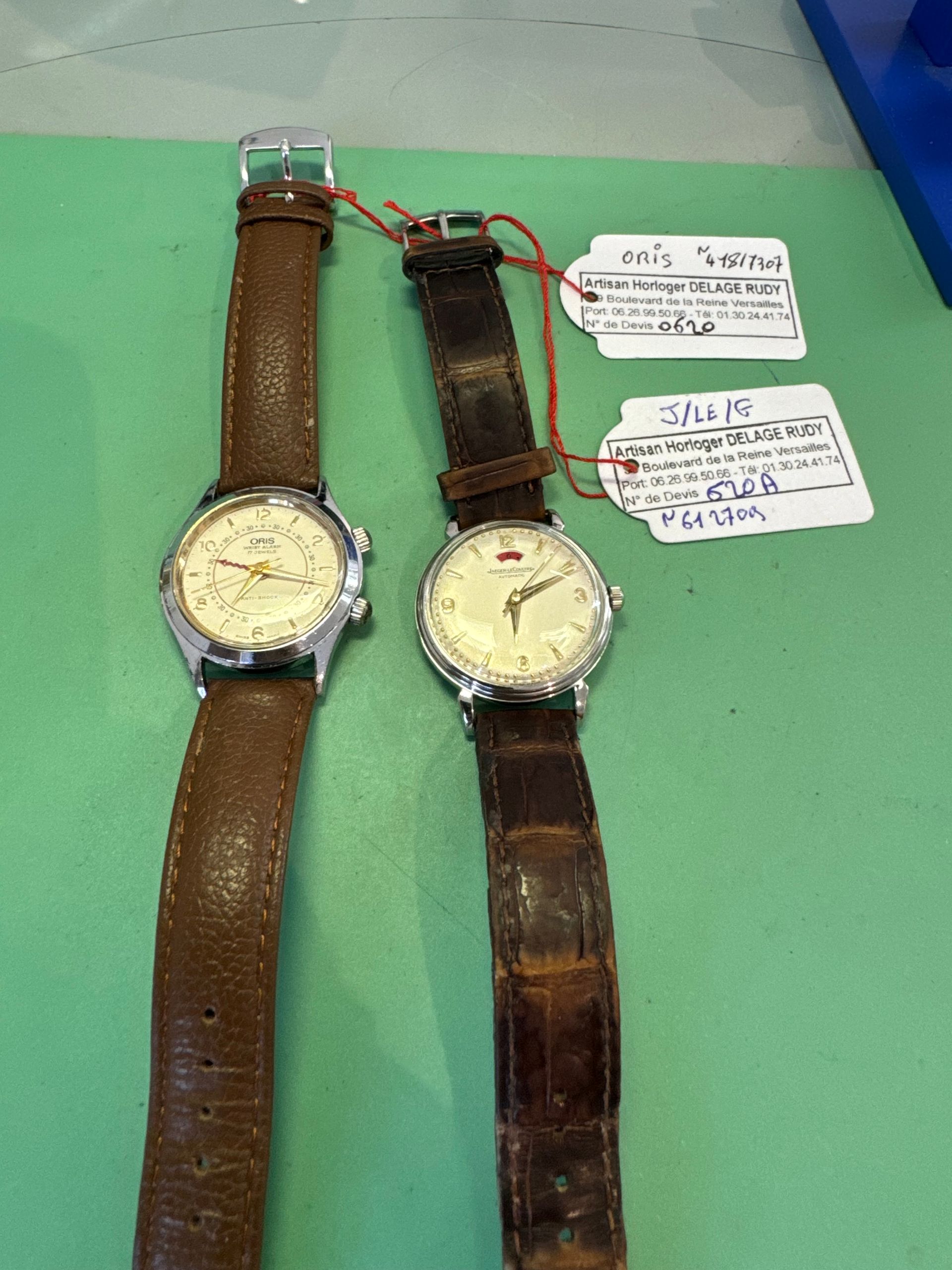 Deux montres en cuir.