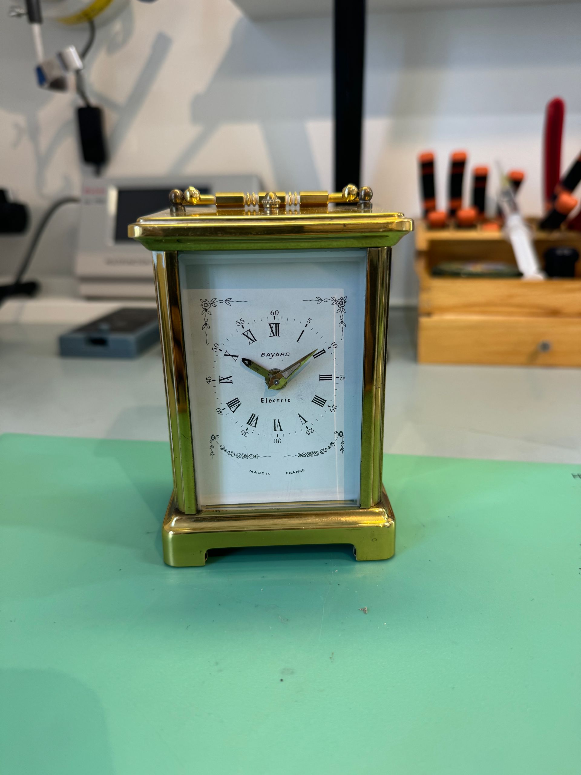 Une pendule carrée.