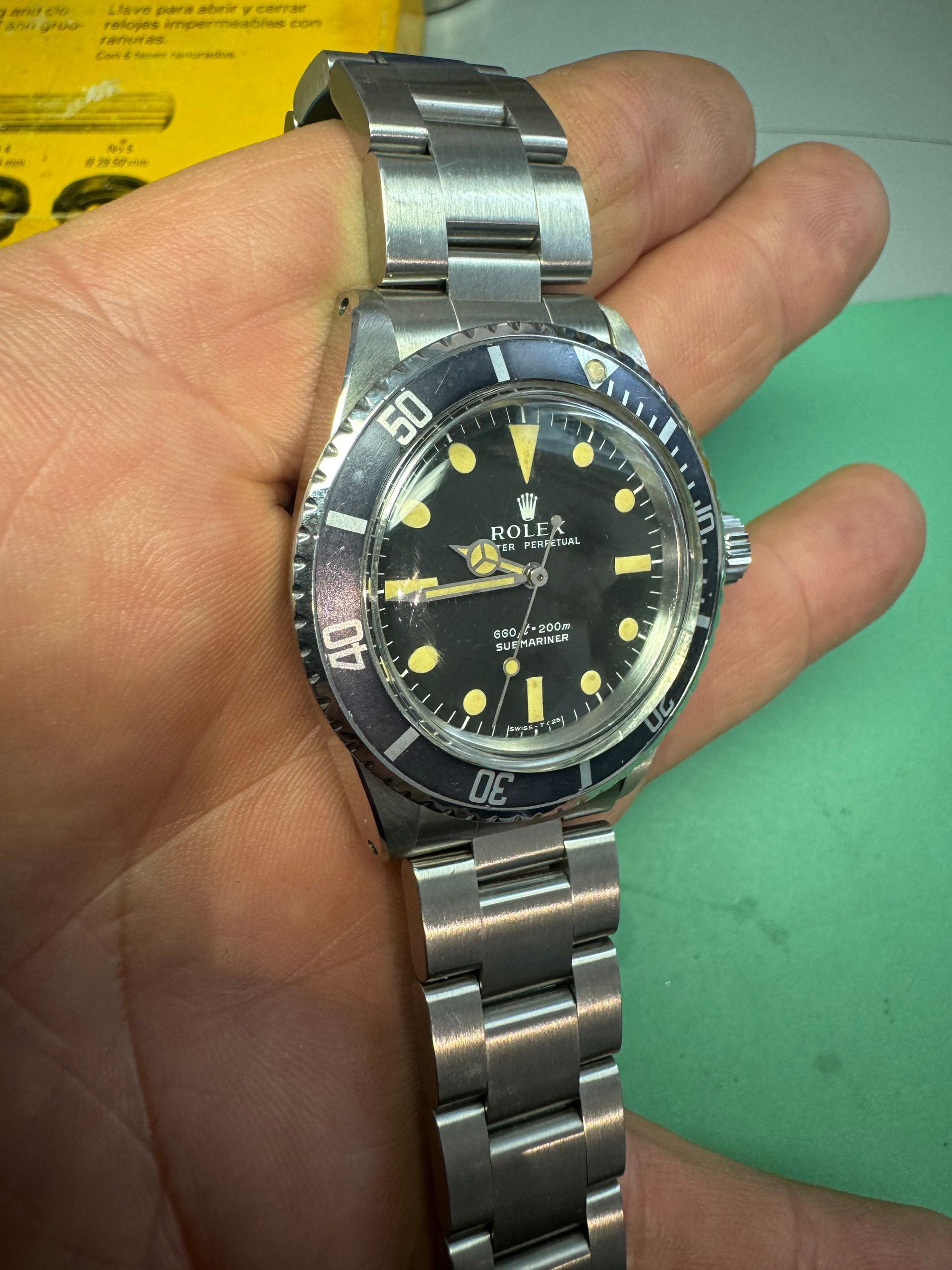 Une montre grise sur une main.