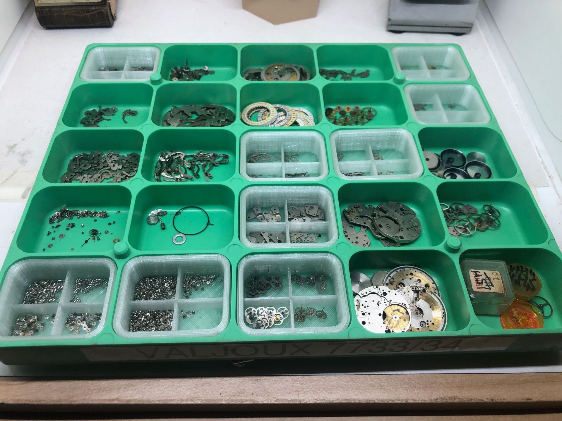 Un stock de pièces de bijoux.