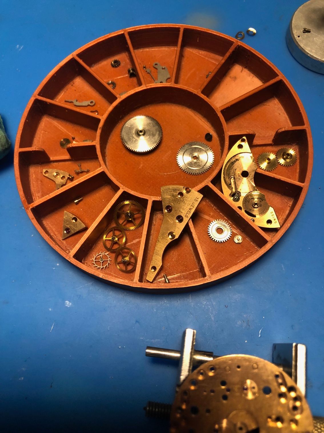 Des pièces d'horlogerie.