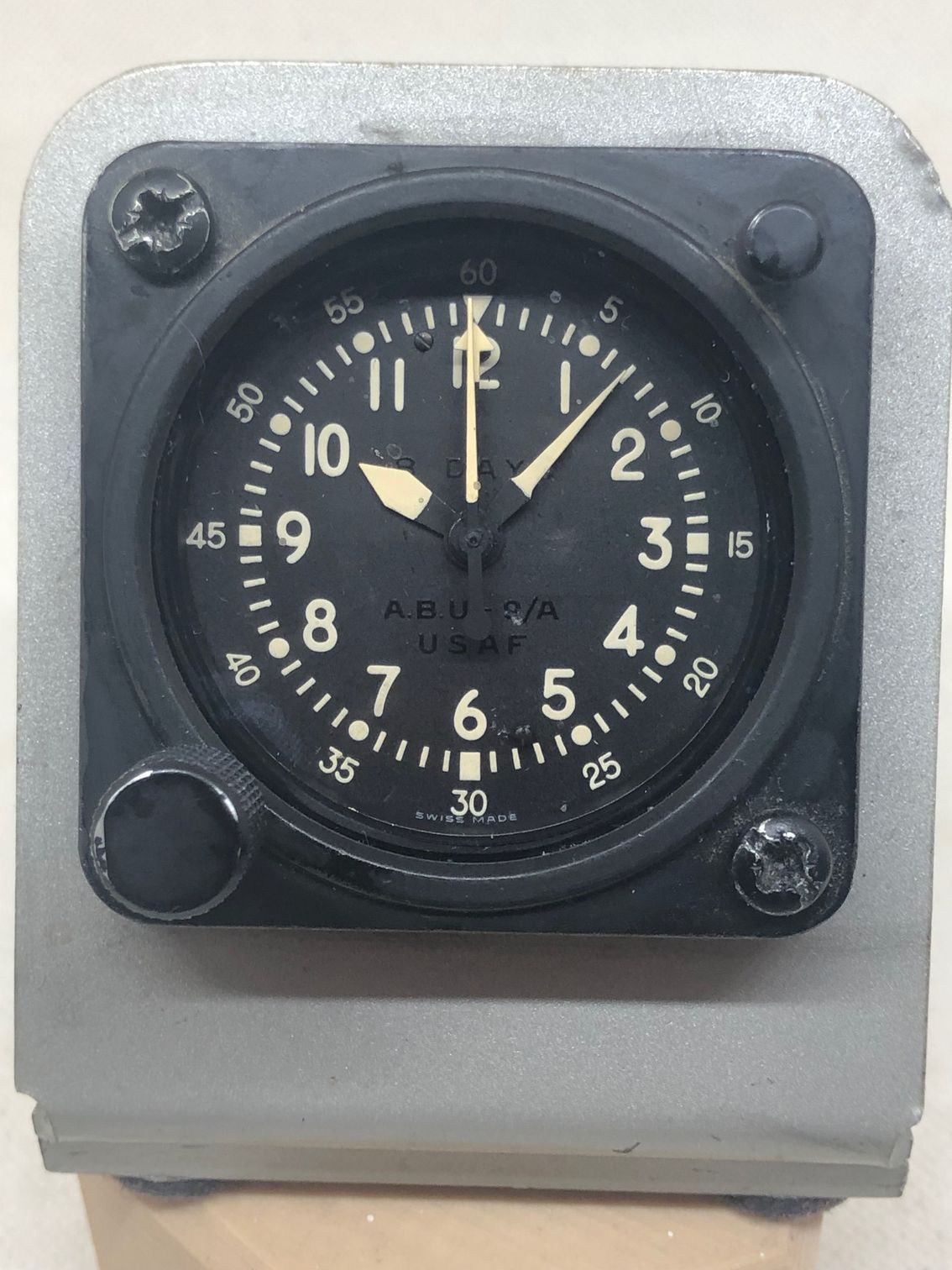 Une pendule de bord pour avion.