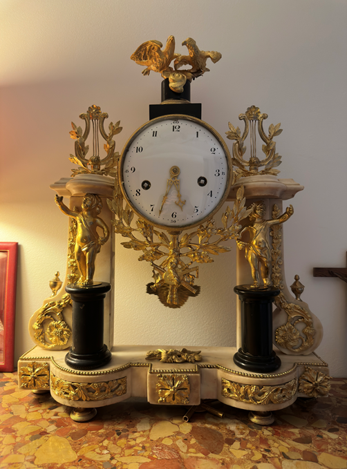 Une horloge de couleur or.