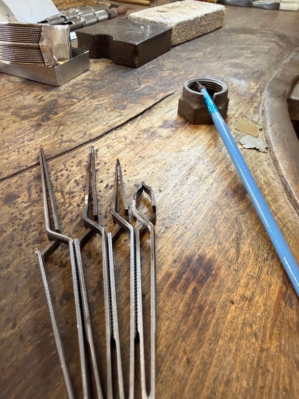 Outils de précision sur un établi de joaillier.
