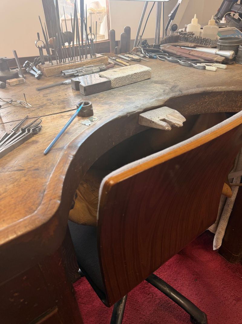 Vue d'un atelier de joaillerie en bois, avec de nombreux outils et poinçons.