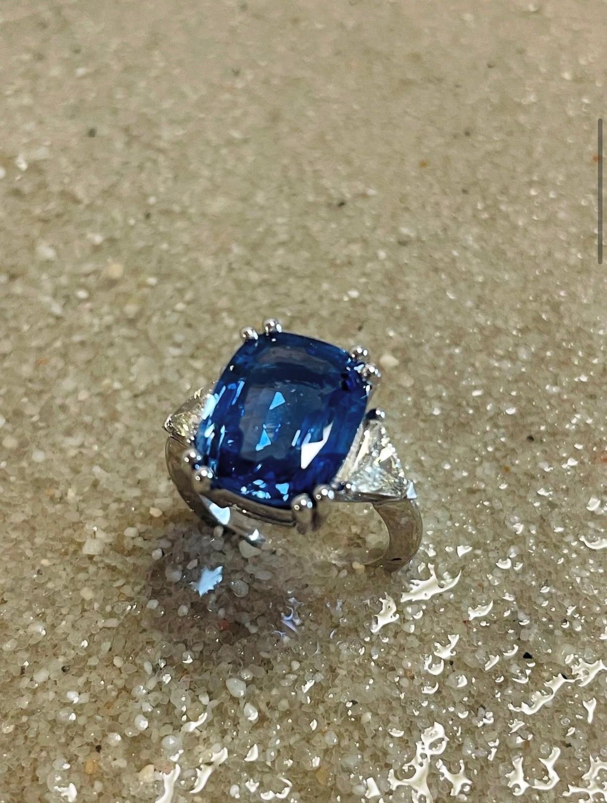 Bague en or blanc palladié avec un saphir de Ceylan de 6,66 carats et des diamants taille troïdia.