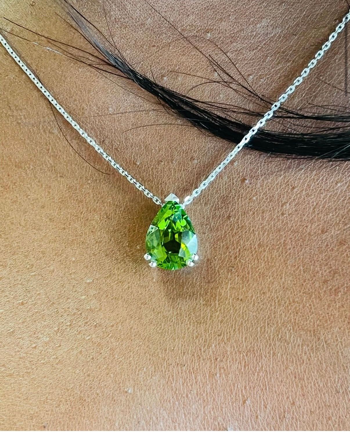 Pendentif en or blanc palladié et tourmaline verte 3,47 carats.