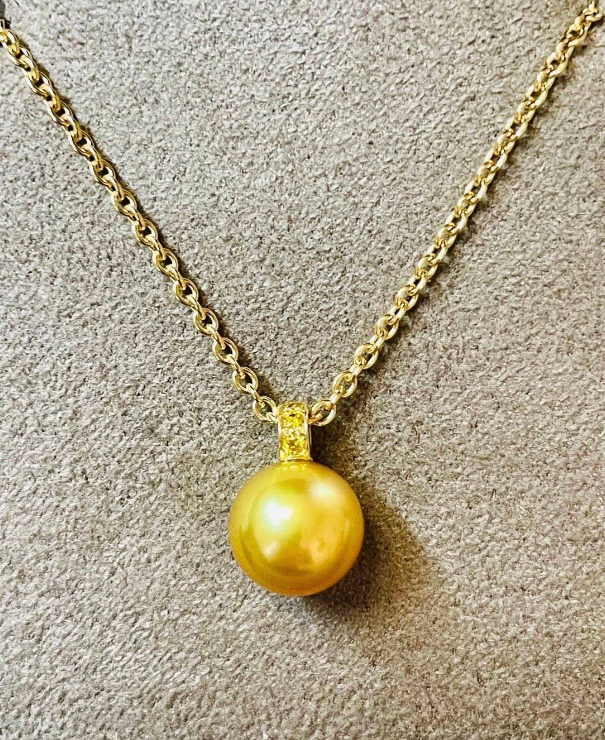 Collier en or avec un pendentif en perle dorée d'Indonésie.