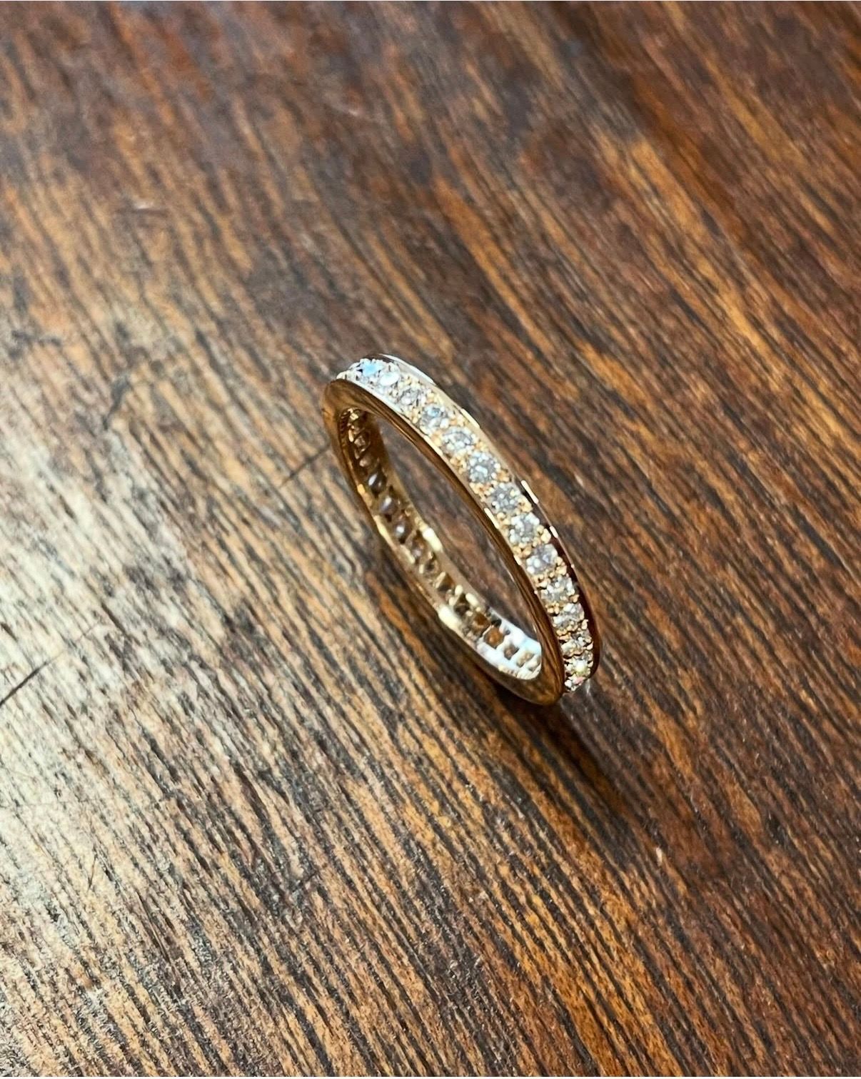 Alliance en or rose ornée de 35 brillants de 0,60 carat.