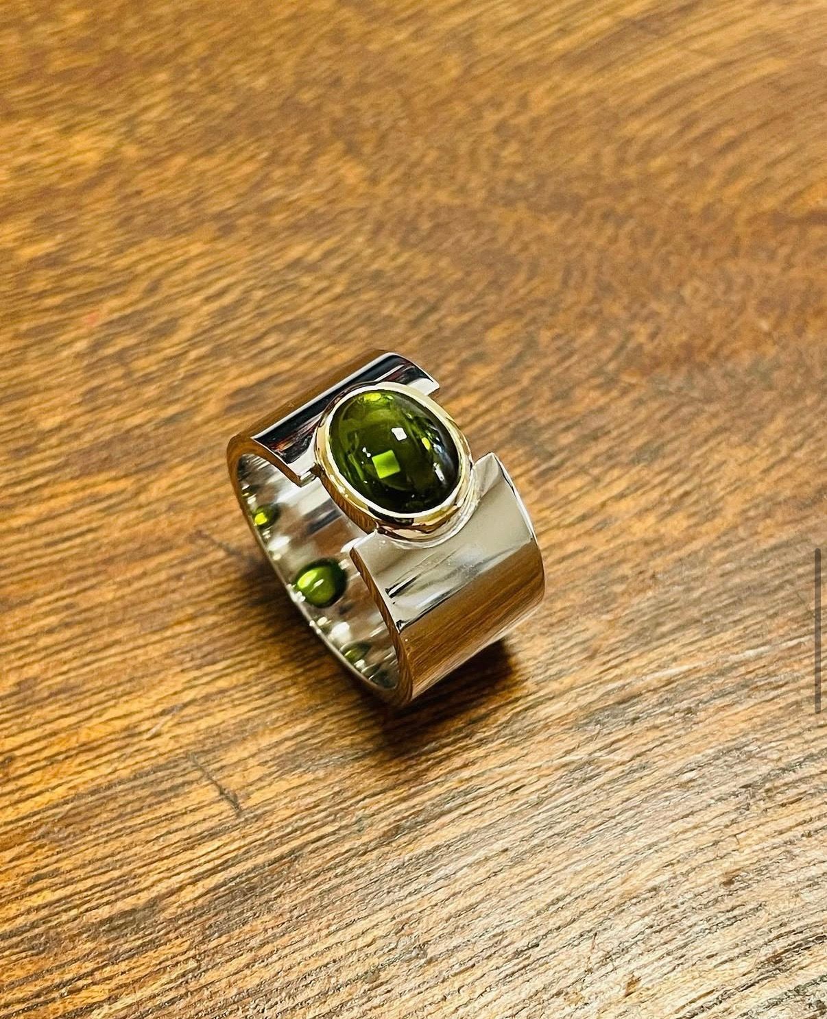 Bague ruban en argent avec une tourmaline verte.
