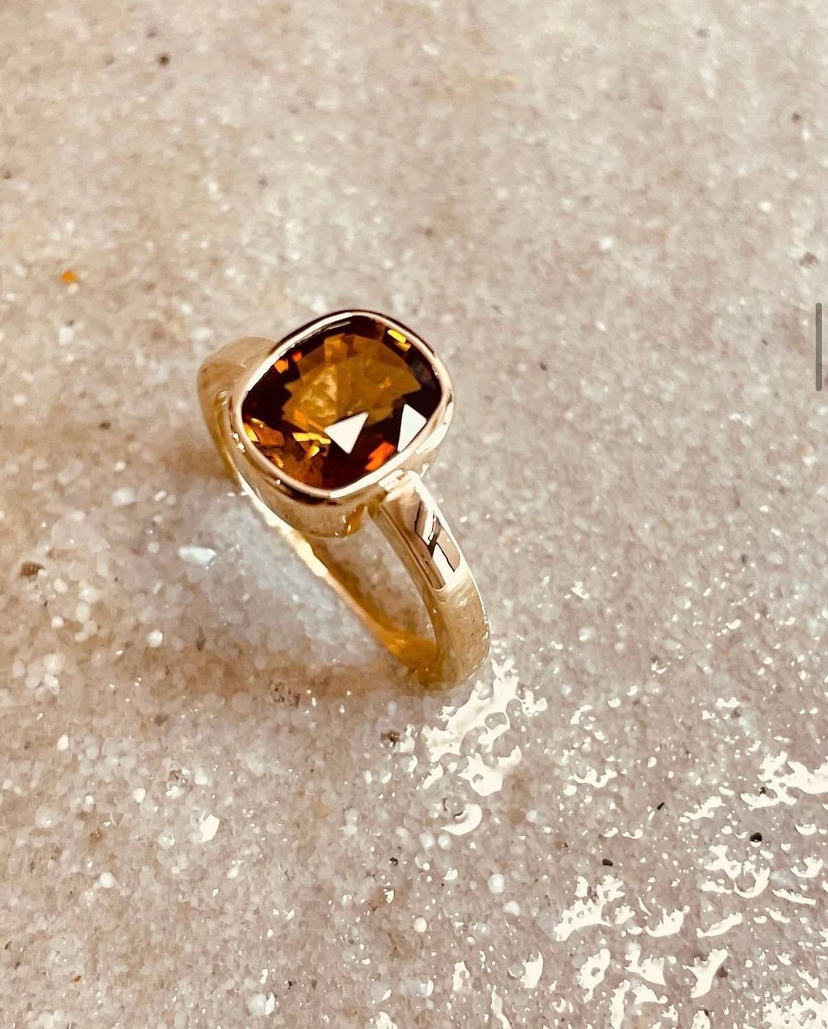 Bague en or jaune avec une tourmaline cognac.