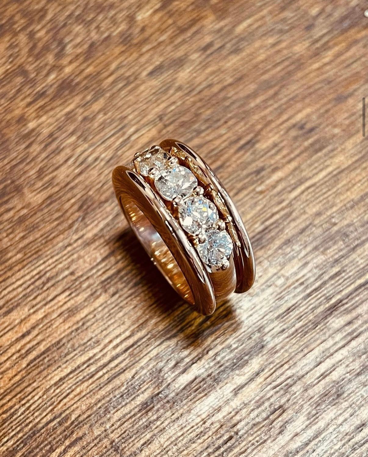Bague jonc en or rose avec des diamants.