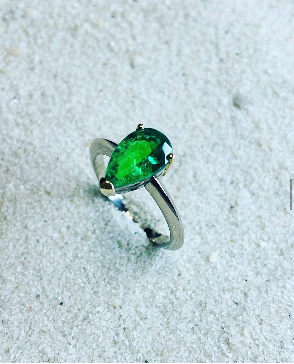 Bague en or blanc palladié avec une émeraude de Colombie de 2,50 carats.