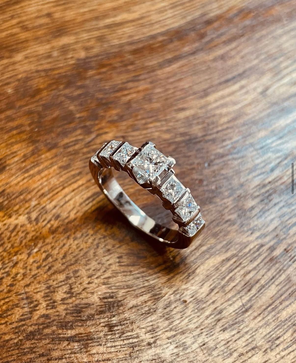 Solitaire avec 6 diamants taille princesse.
