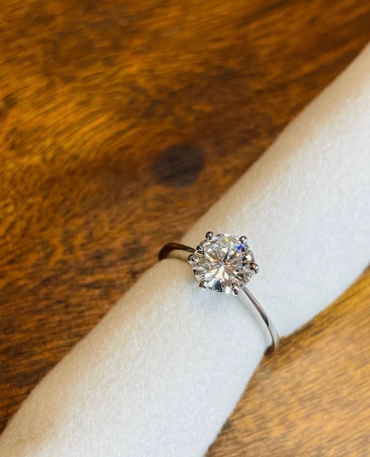 Diamant taille brillant 1,17 carat monté en solitaire.