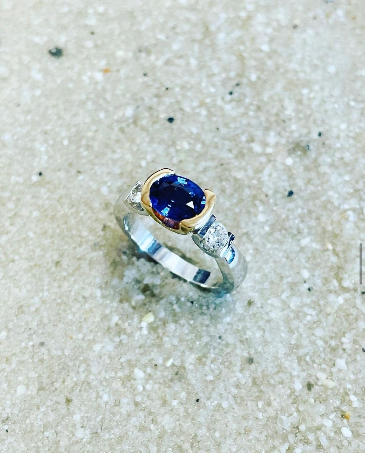 Bague en or blanc avec un saphir de Ceylan et deux brillant de 0,14 carat.