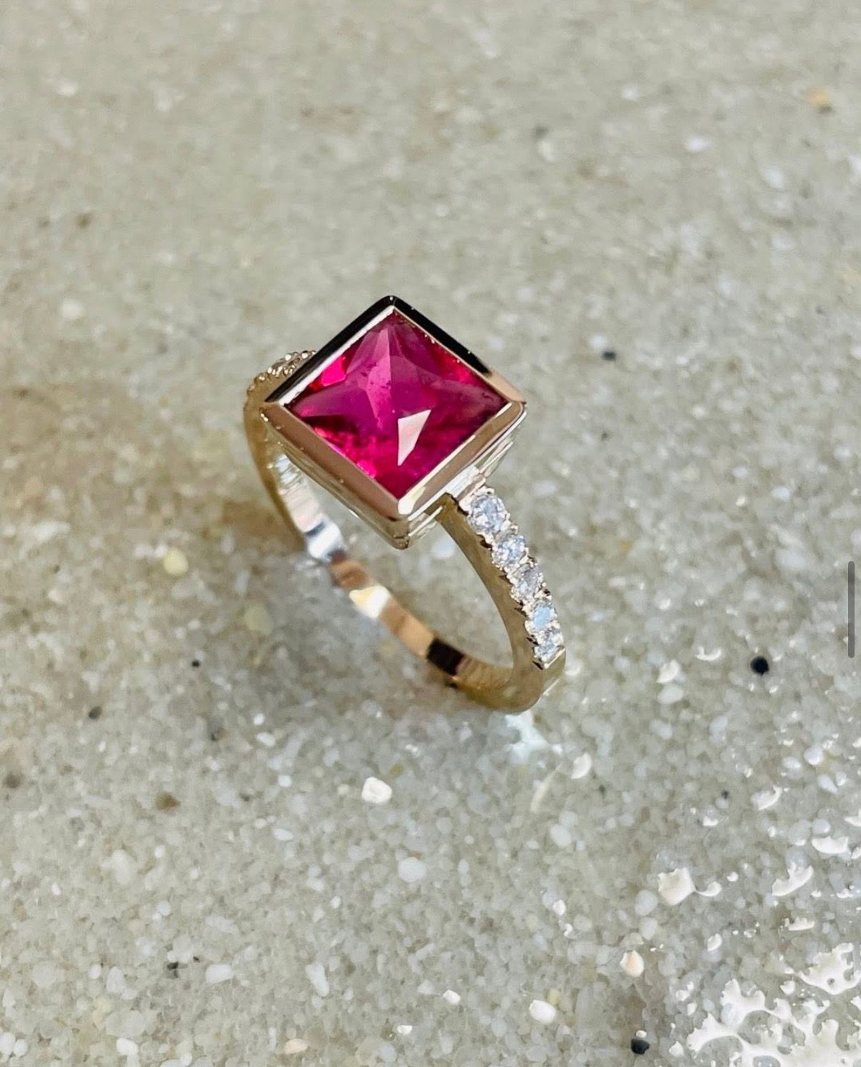 Bague en or rose sertie de 10 diamants, avec une tourmaline rose.