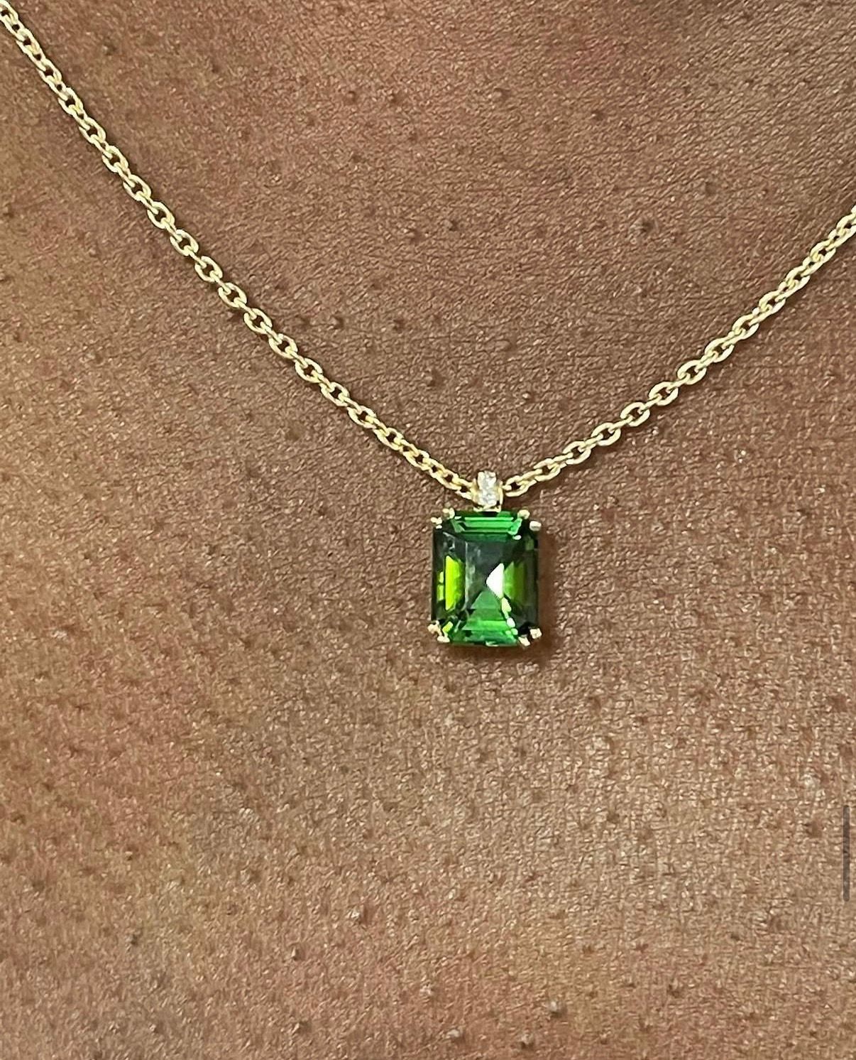 Pendentif en tourmaline verte et or jaune.