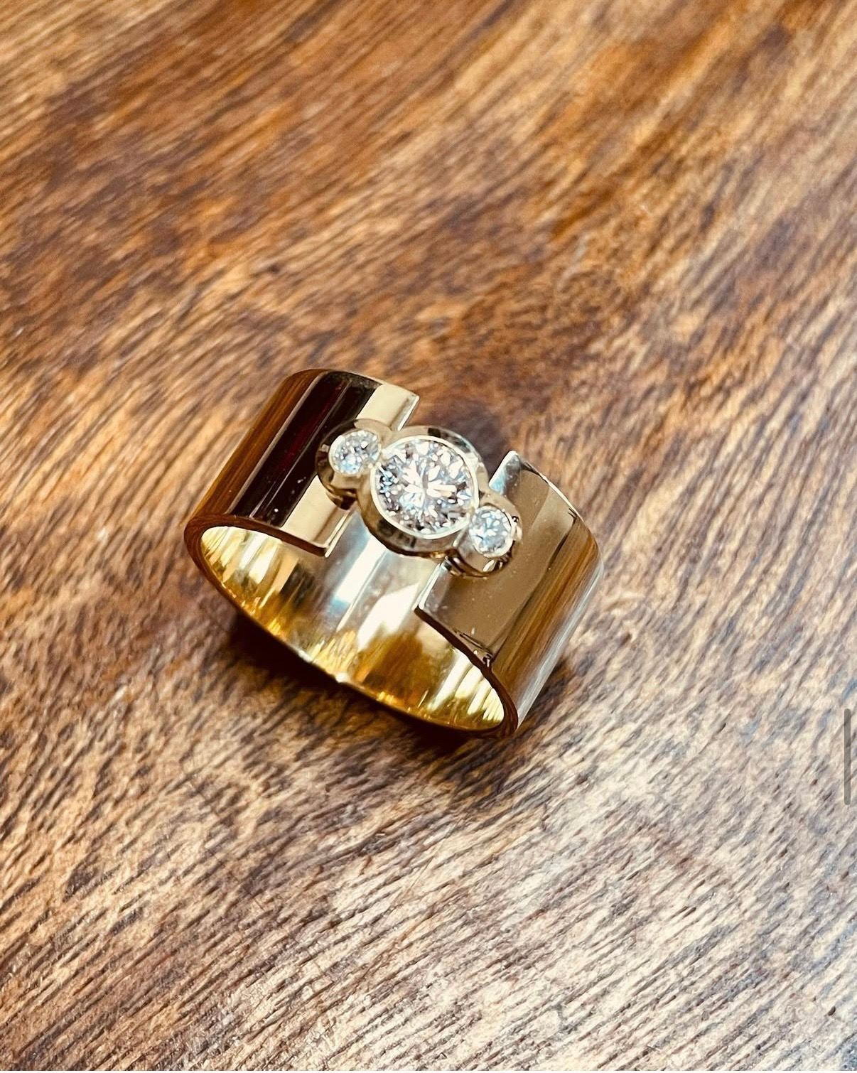 Bague ruban en or jaune avec une trilogie de diamants.