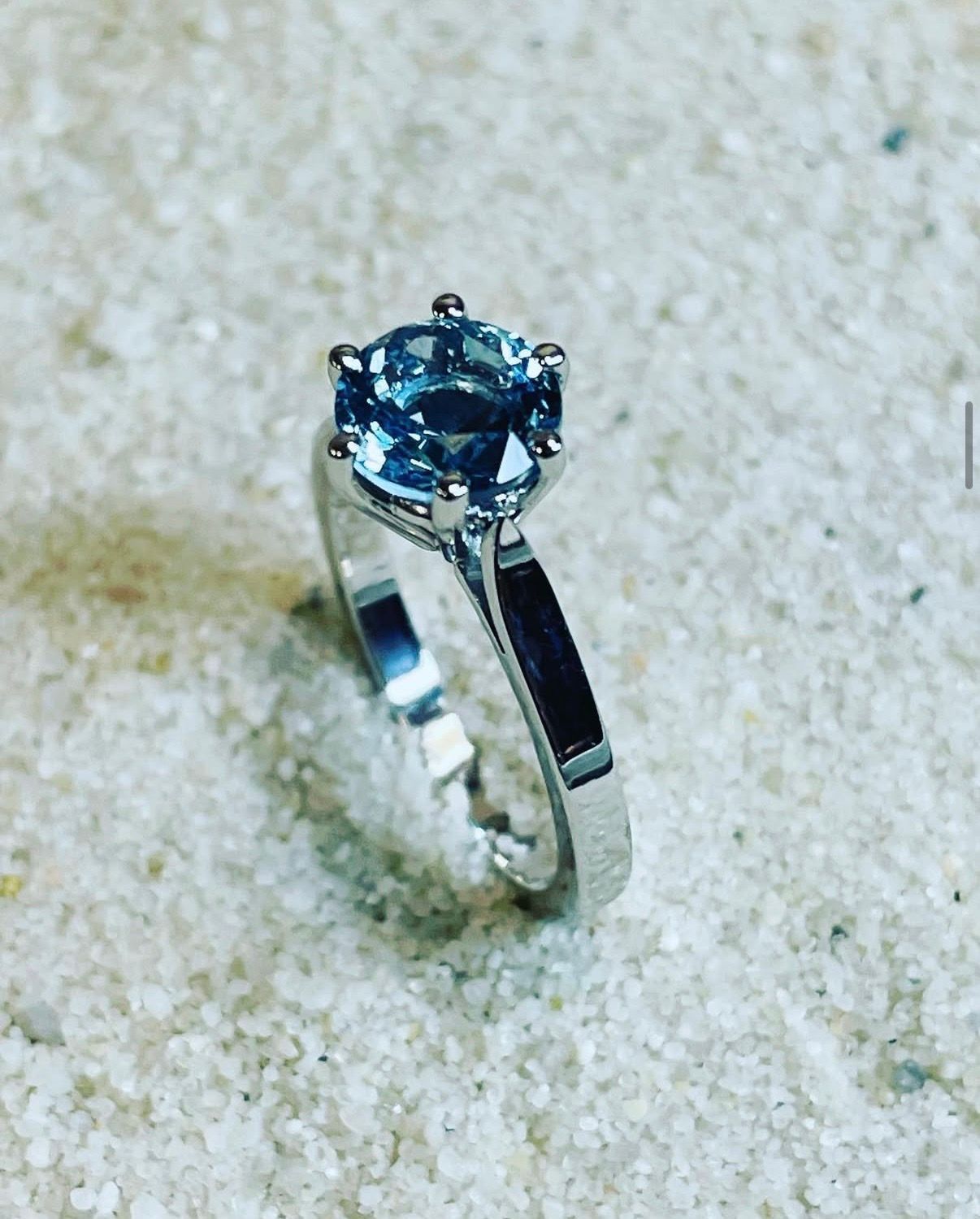Bague solitaire en or blanc palladié avec une Aigue-marine.