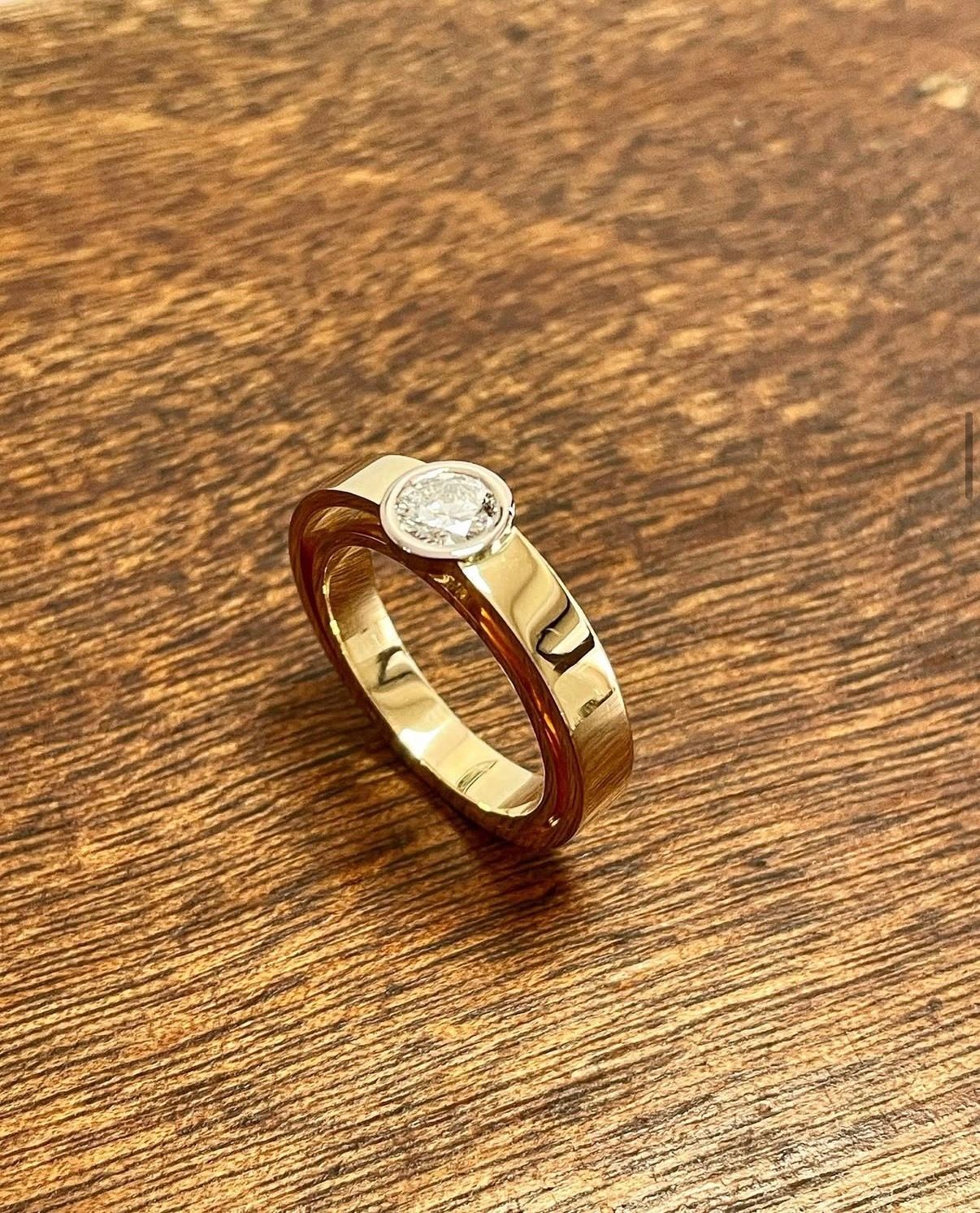 Solitaire ruban double anneau avec un diamant de 0,60 carat.