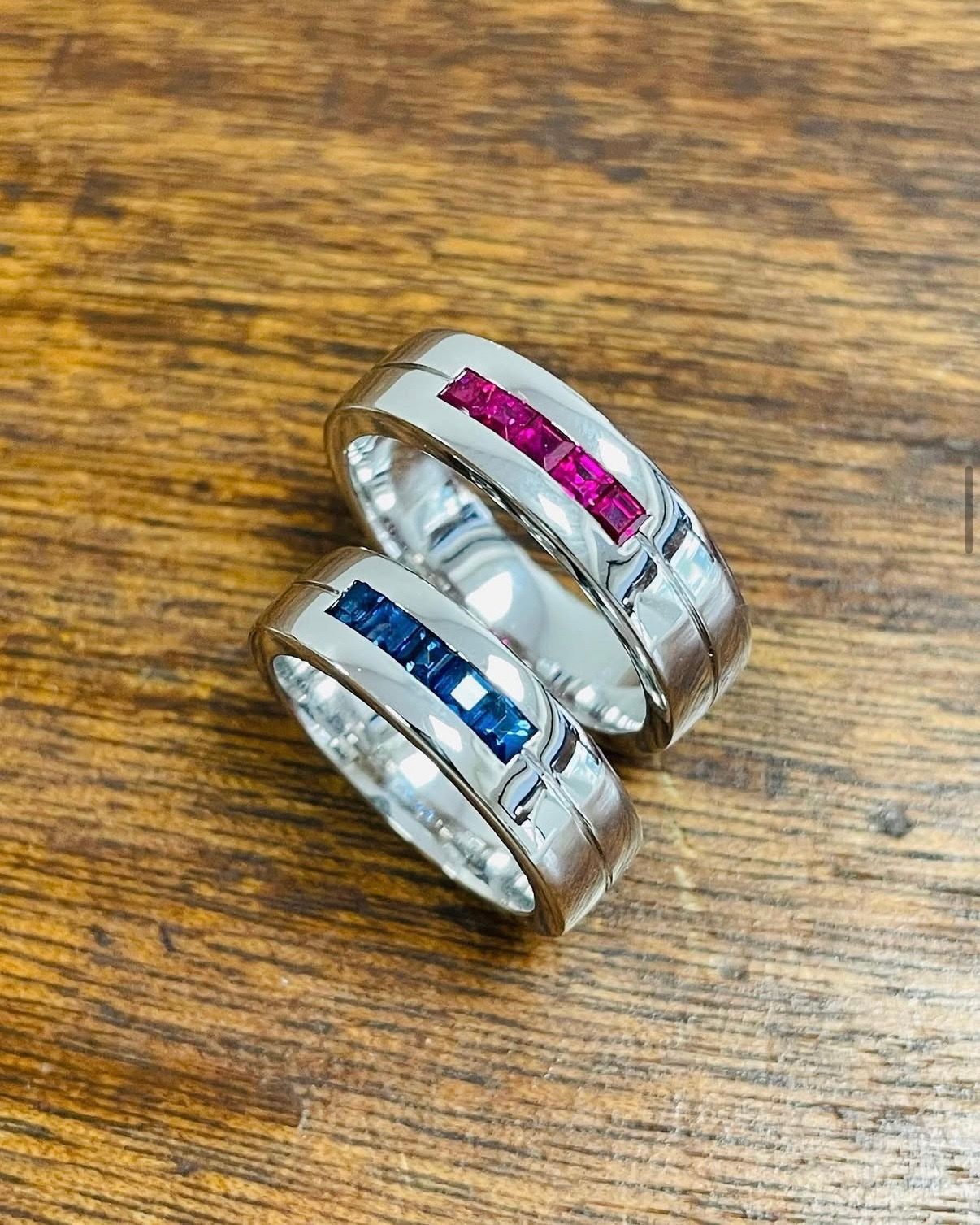 Deux alliances en or blanc ornées de saphirs et rubis.