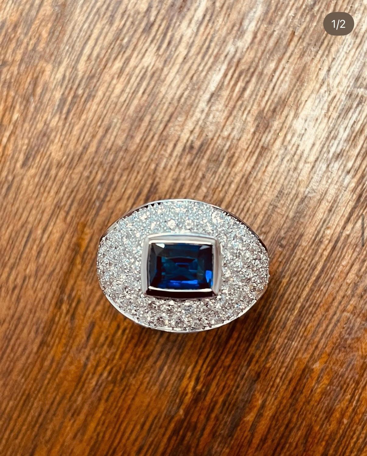 Bague dôme en or blanc palladié, avec saphir de Ceylan et pavage diamant 1,80 carat.