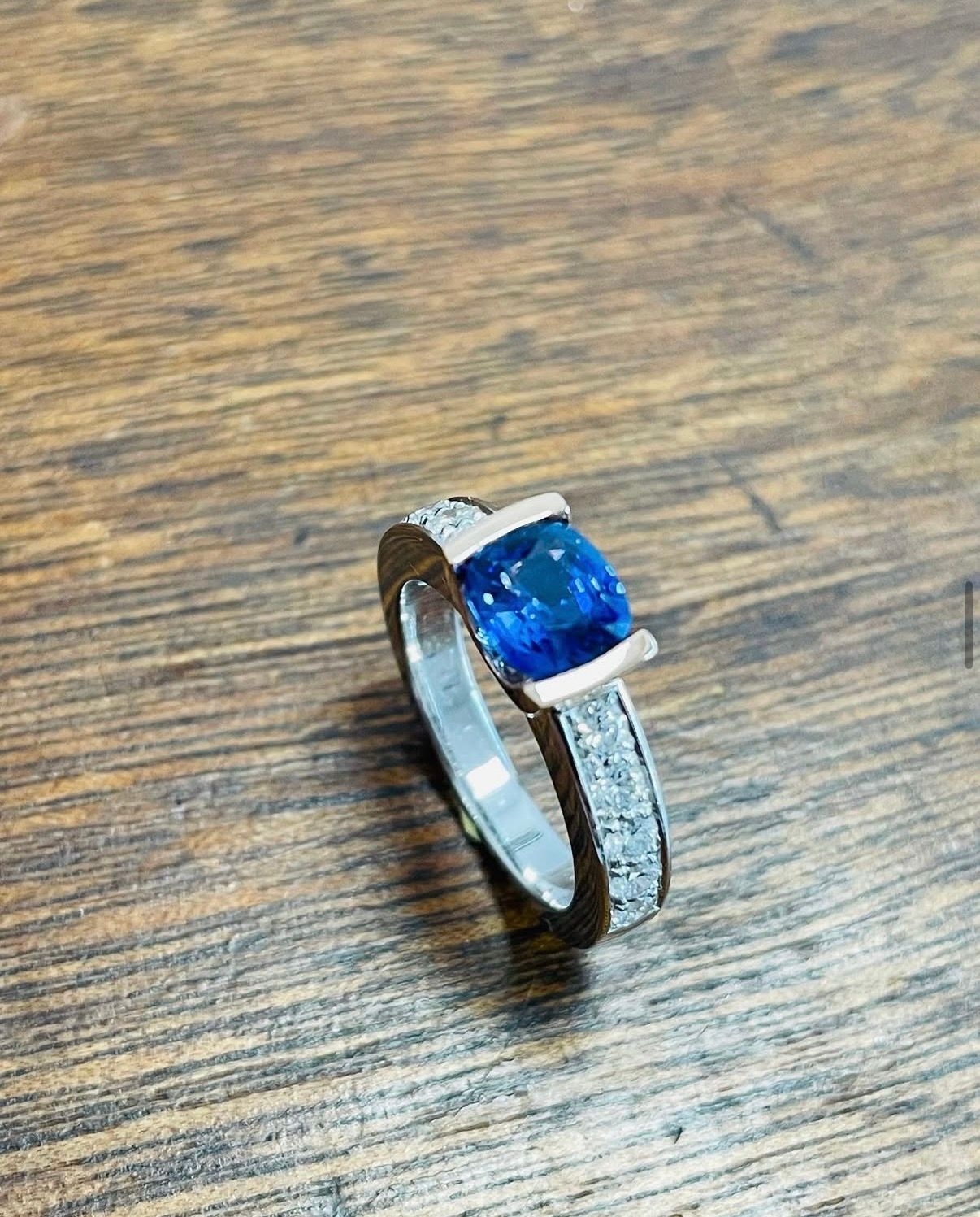 Bague en or blanc palladié avec saphir de Ceylan 1,95 carat.