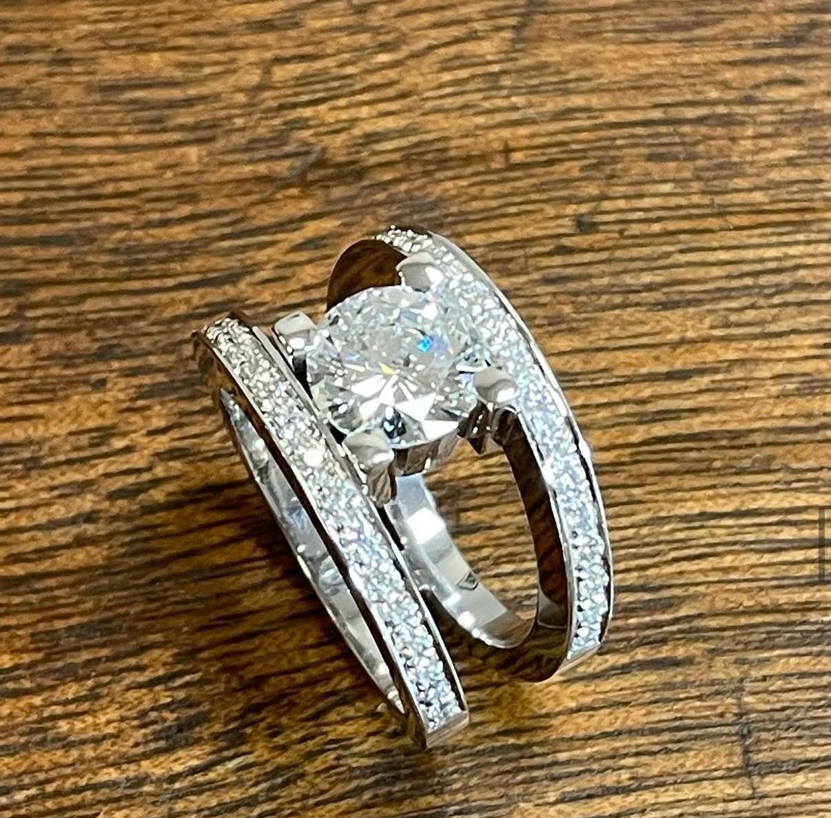 Bague double en or blanc palladié avec diamant 1,47 carat.