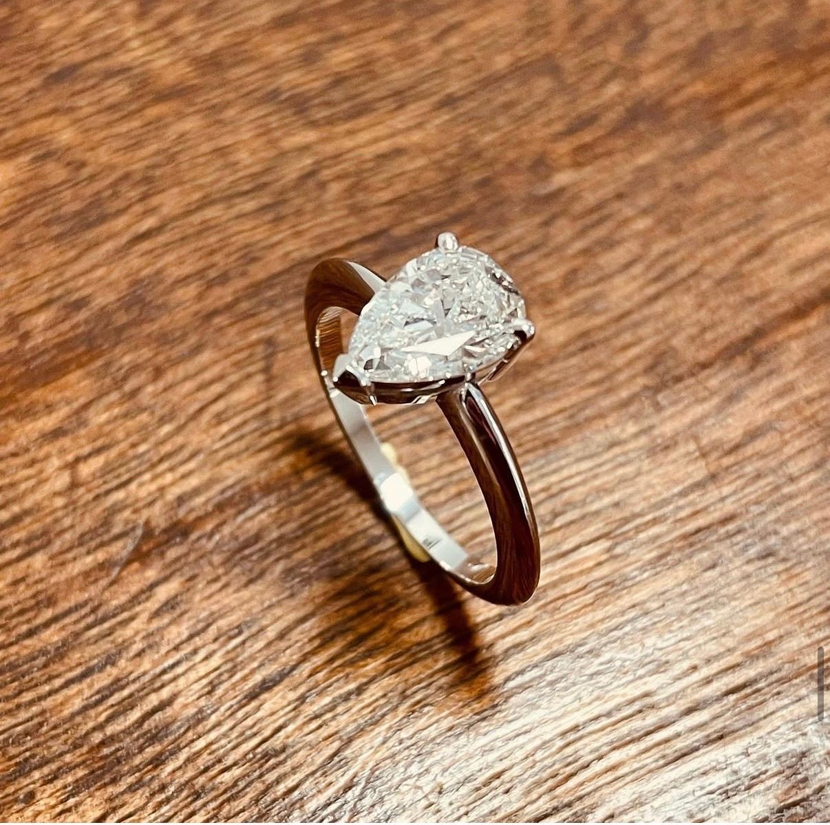 Bague en or blanc palladié avec un diamant taille poire 1,58 carat.