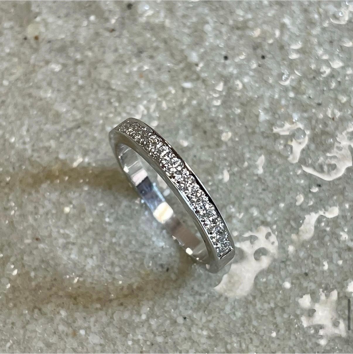 Alliance en or blanc et diamants 0,27 carat.
