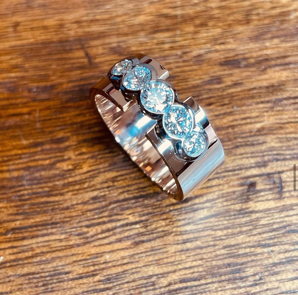 Bague lien en or rose et or blanc avec des diamants.