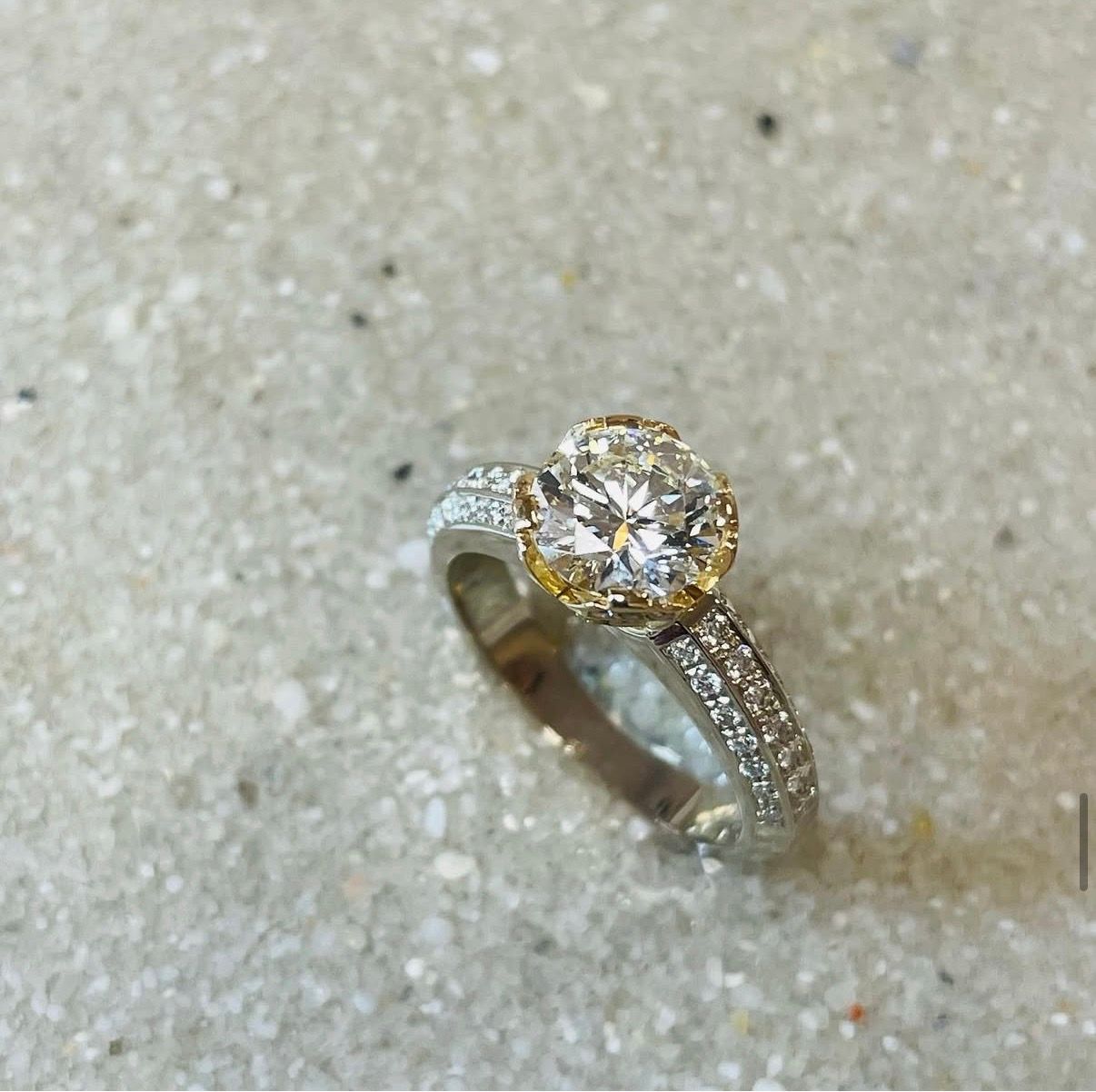 Bague solitaire avec chute de diamants 1,50 carat.