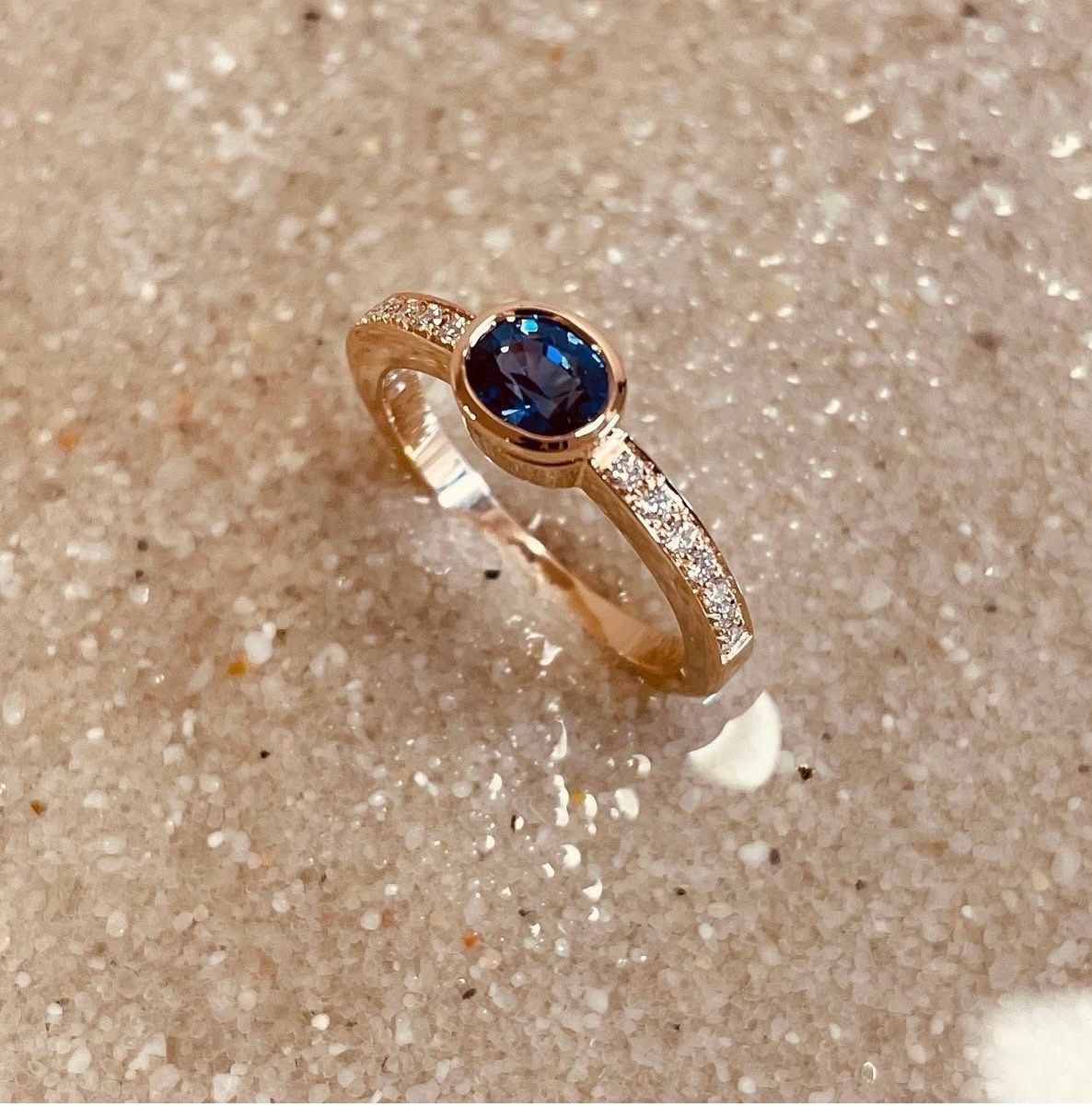 Bague en or rose, diamants 0,14 carat et saphir 1,03 carat.