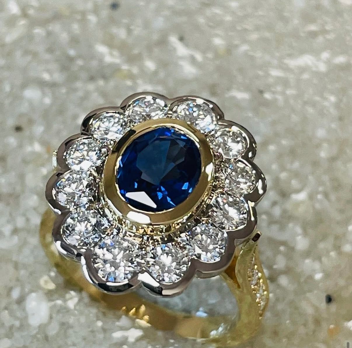 Bague en forme de fleur, en or jaune et or blanc palladié, avec un saphir de Ceylan.