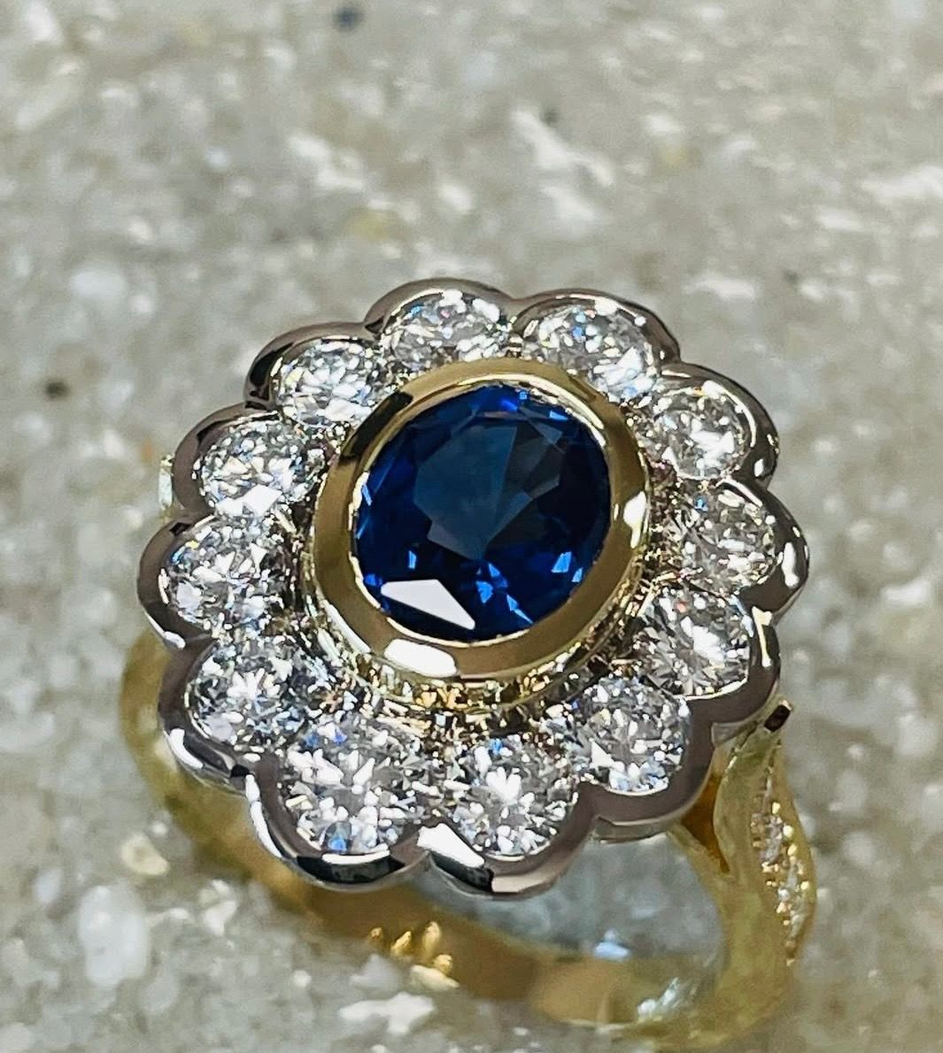 Bague en forme de fleur, en or jaune et or blanc palladié, avec un saphir de Ceylan.