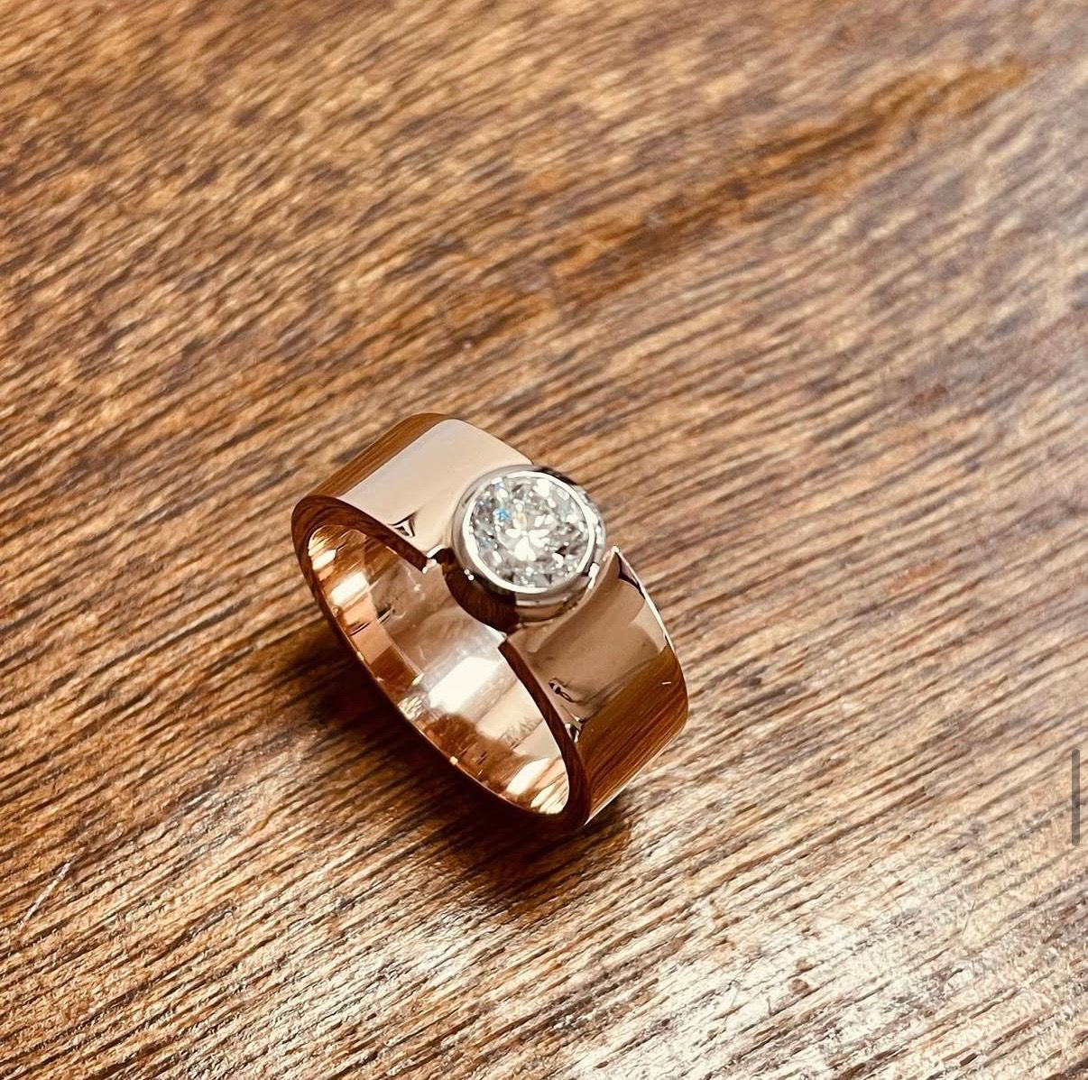 Bague solitaire ruban en rose et or blanc palladié avec un diamant 0,60 carat.